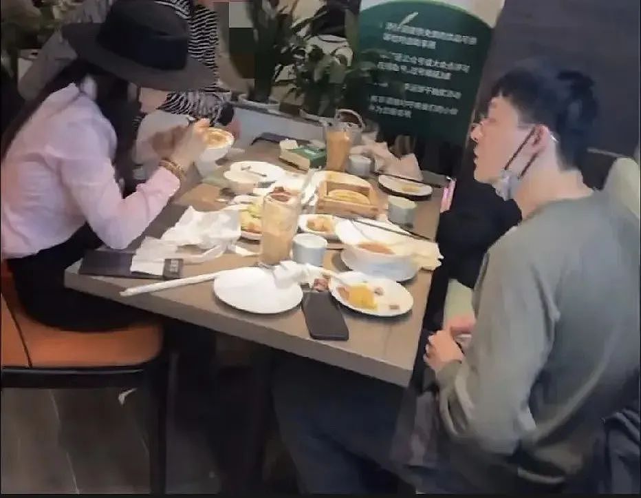 离了婚却比结婚时更黏糊?这对明星夫妻的操作让人看不懂(组图) - 6
