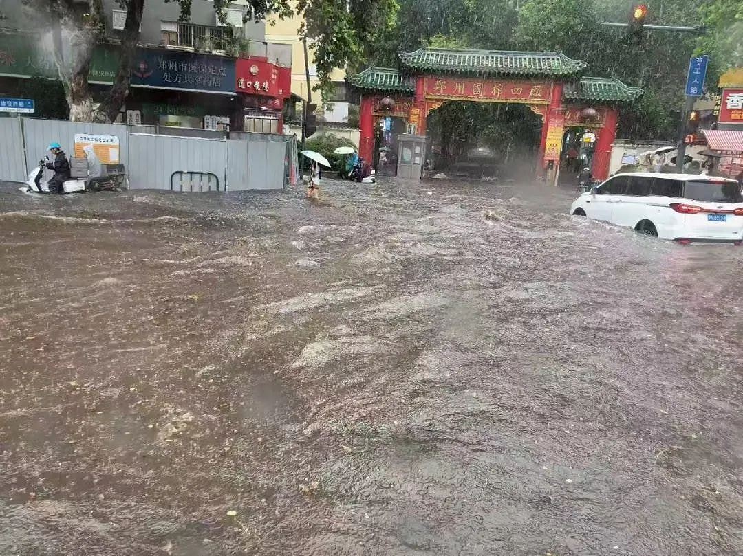 郑州暴雨!男子站车顶避洪流、外卖被冲走,少林寺拒游客避雨惹议(组图) - 2