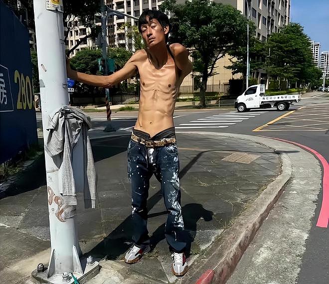 艺人唐治平精神病复发，街上疯狂甩头无人管，又瘦又可怜（组图） - 5