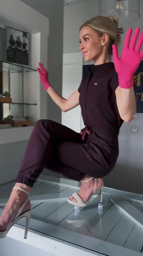 麻辣鸡12年前MV突然翻红!网友们学她金鸡独立,卷到两瓶指甲油都能立?(组图) - 25