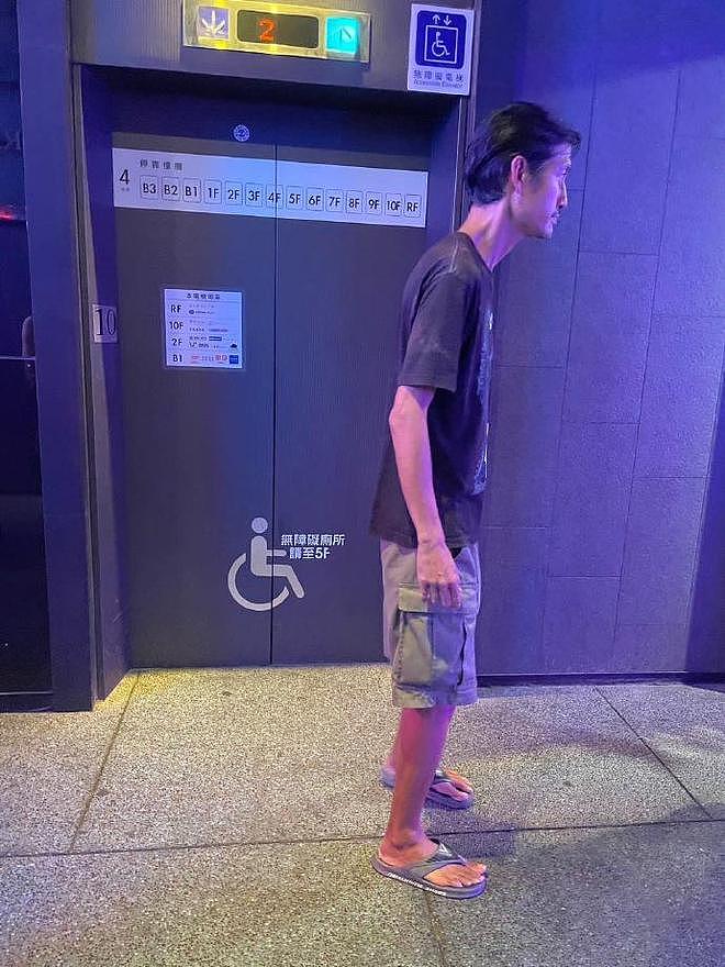 艺人唐治平精神病复发，街上疯狂甩头无人管，又瘦又可怜（组图） - 2