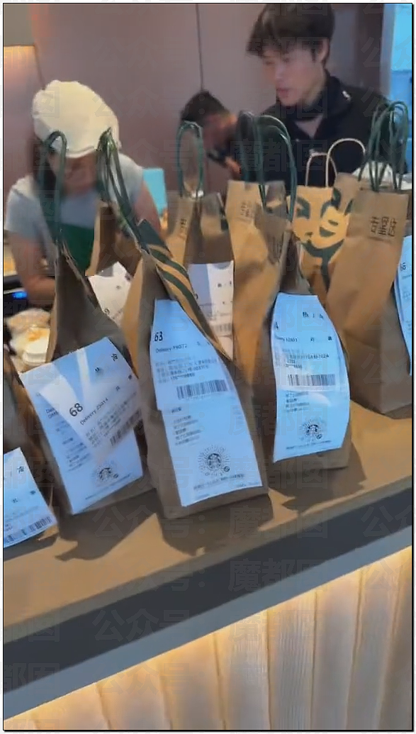 热搜第一！秋天的第一杯奶茶搞到多地爆单！辱骂殴打暴力频发（组图） - 19