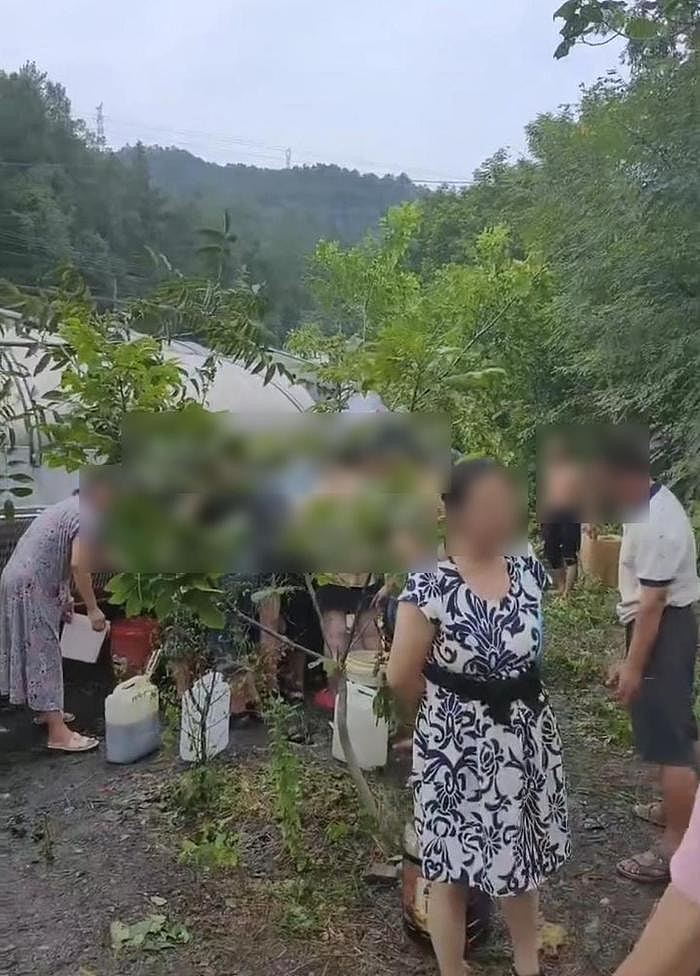 四川运油车侧翻后大量村民提壶“捡油”！官方：流到河里就浪费了（视频/组图） - 3