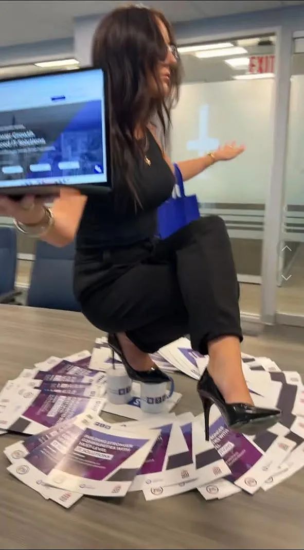 麻辣鸡12年前MV突然翻红!网友们学她金鸡独立,卷到两瓶指甲油都能立?(组图) - 5