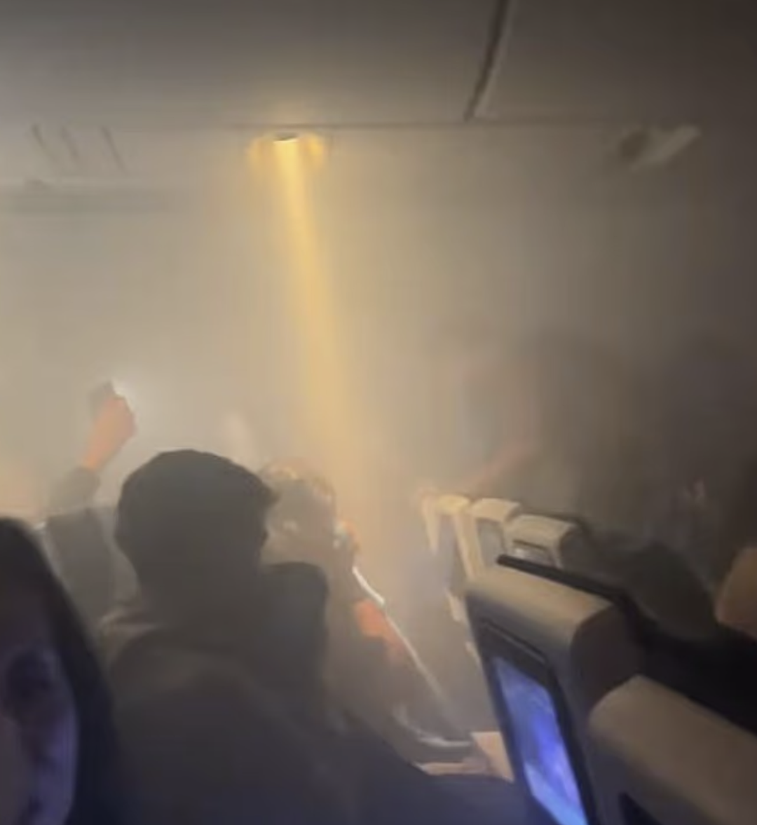 载300人香港航班高空疯狂颠簸!华人吓疯!波音突起火冒烟,乘客怕坠海留遗言(视频/组图) - 4
