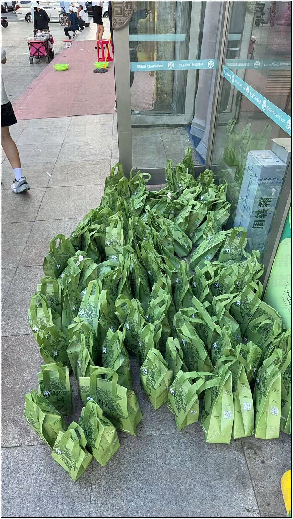 热搜第一！秋天的第一杯奶茶搞到多地爆单！辱骂殴打暴力频发（组图） - 11