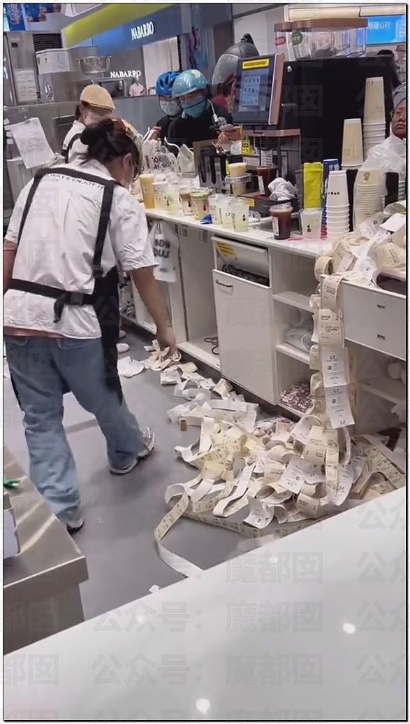 热搜第一！秋天的第一杯奶茶搞到多地爆单！辱骂殴打暴力频发（组图） - 18