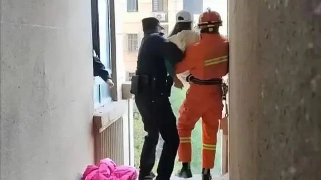 女生和富豪签“主仆契约”当玩物：出门牵狗绳遛自己声称是主人的任务看傻我了...（组图） - 15