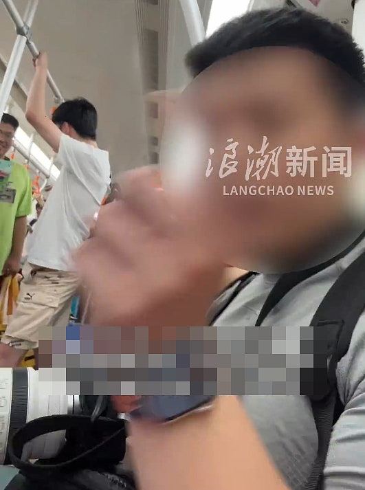 上海地铁男子辱骂乘客“乡下人”!叫对方滚出去,还用英文爆粗口(视频/组图) - 2