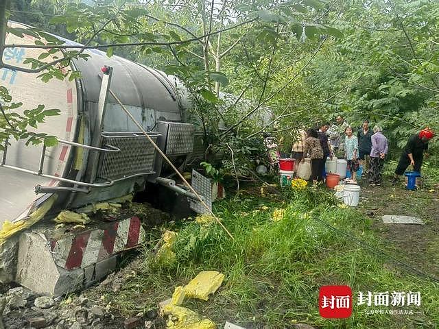 菜籽油罐车侧翻村民排队接油有的接1000多斤,警方回应(组图) - 1