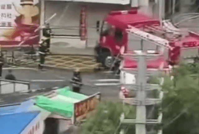 高压电线从天而降!河南路人触电身亡,车辆爆炸烧毁恐怖画面曝(视频/组图) - 2