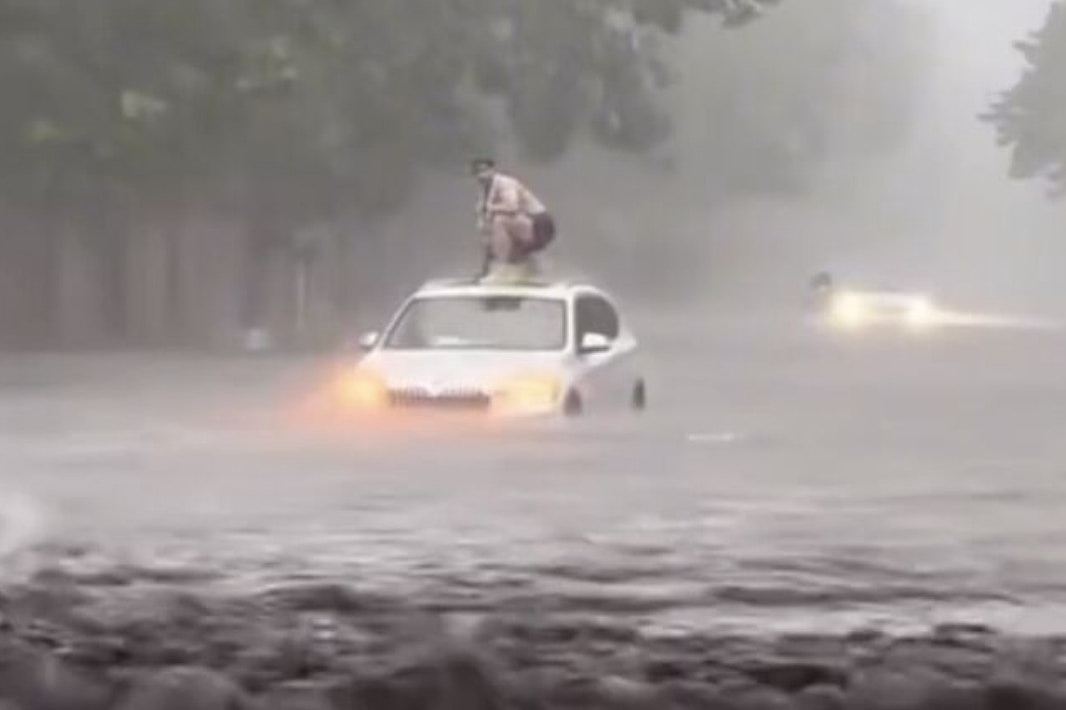 郑州暴雨!男子站车顶避洪流、外卖被冲走,少林寺拒游客避雨惹议(组图) - 1