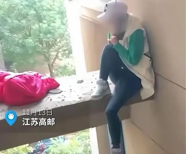 女生和富豪签“主仆契约”当玩物：出门牵狗绳遛自己声称是主人的任务看傻我了...（组图） - 14