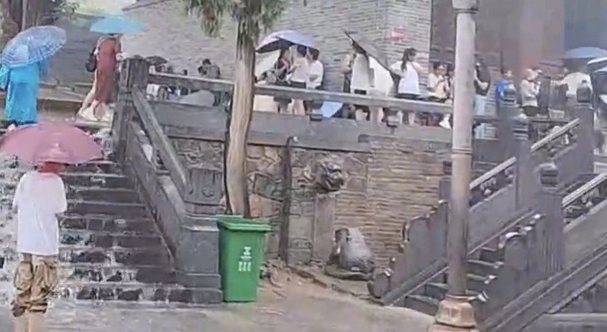郑州暴雨!男子站车顶避洪流、外卖被冲走,少林寺拒游客避雨惹议(组图) - 7