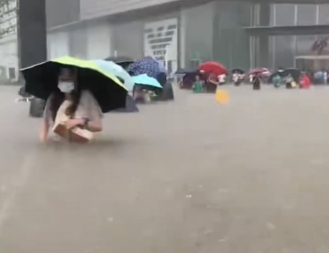 郑州暴雨!男子站车顶避洪流、外卖被冲走,少林寺拒游客避雨惹议(组图) - 5