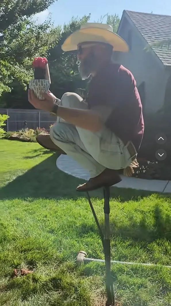 麻辣鸡12年前MV突然翻红!网友们学她金鸡独立,卷到两瓶指甲油都能立?(组图) - 12