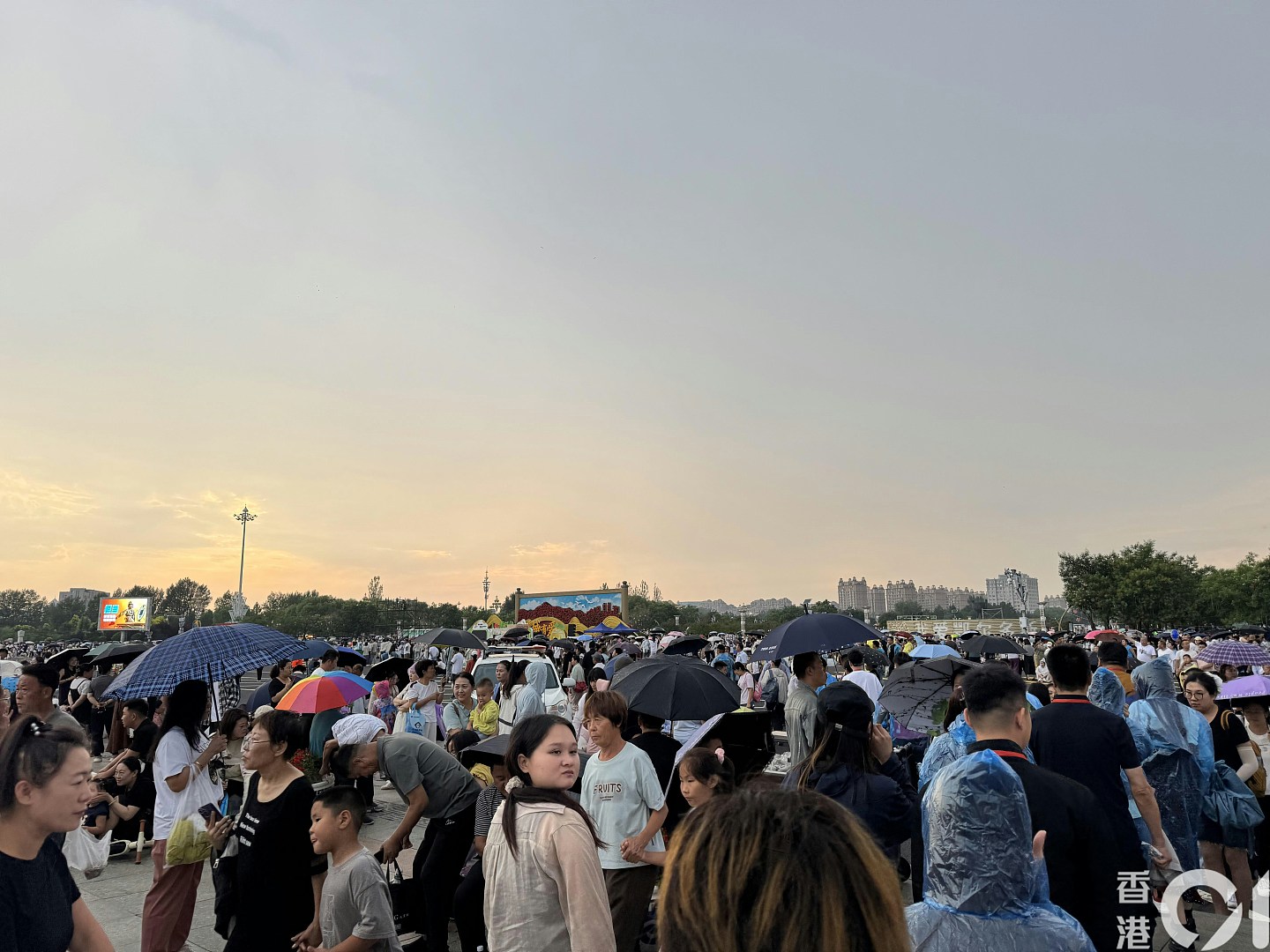 人均GDP一度超香港!外媒口中“鬼城”靠风光破资源诅咒(组图) - 5