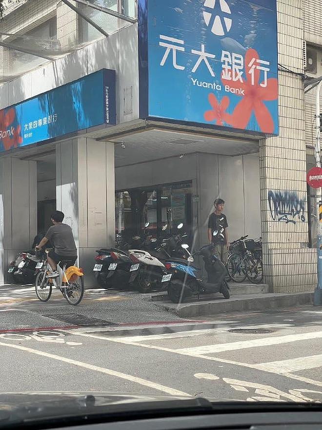 艺人唐治平精神病复发，街上疯狂甩头无人管，又瘦又可怜（组图） - 3
