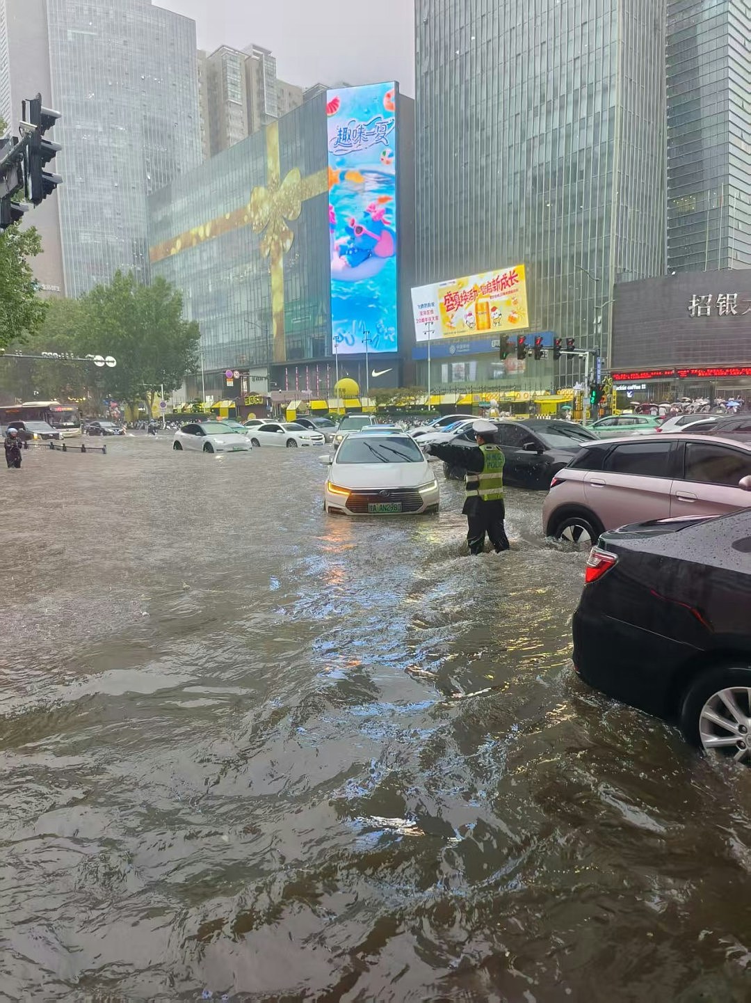 郑州暴雨!男子站车顶避洪流、外卖被冲走,少林寺拒游客避雨惹议(组图) - 6