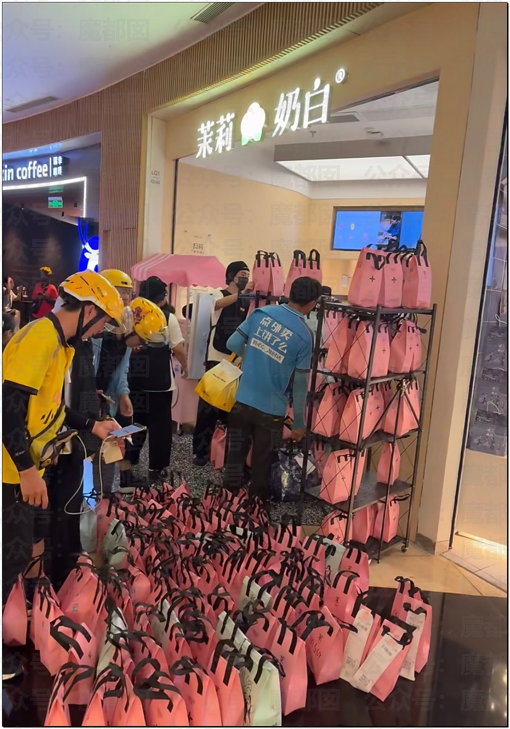 热搜第一！秋天的第一杯奶茶搞到多地爆单！辱骂殴打暴力频发（组图） - 10