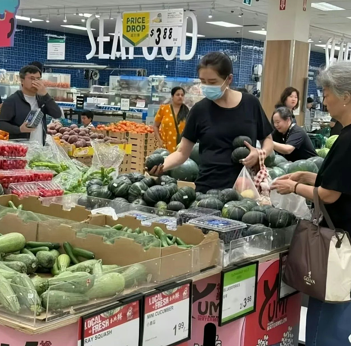 王祖贤素颜买菜被偶遇！穿短裤、拖鞋，不戴口罩！58岁真实状态疯传（组图） - 3