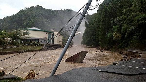 日本鹿儿岛县录得破纪录大雨！有民居遭山泥摧毁，至少1人失踪（组图） - 1