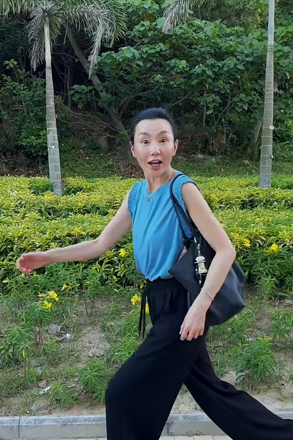 60岁张曼玉入驻小红书，3小时涨粉超16万，罕见晒近照被赞少女感十足，叶童在评论区留言（视频/组图） - 3