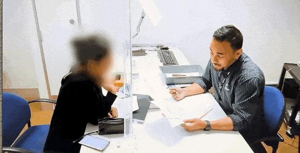 华人大妈刚落地就进小黑屋!“想去找皇后”,海关听了立即把她遣返(组图) - 3