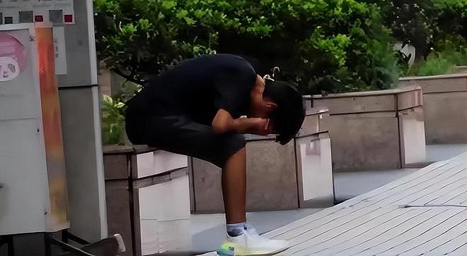 艺人唐治平精神病复发，街上疯狂甩头无人管，又瘦又可怜（组图） - 8