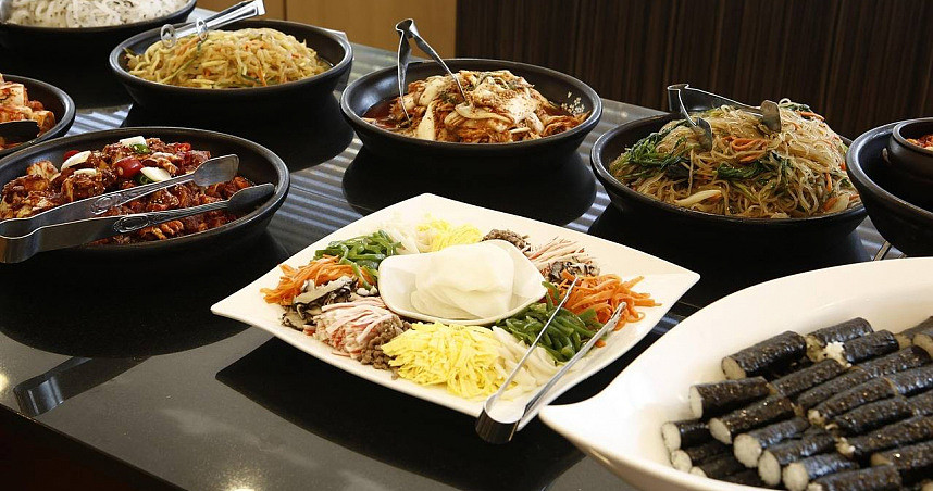 吃了吐、吐了吃，合肥自助餐女顾客狂扫百份生食，离谱行径曝光（图） - 1
