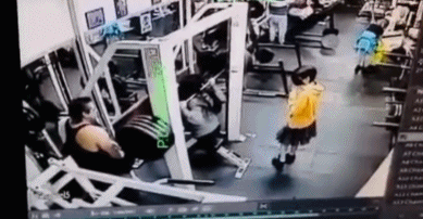 【美女】辣妹健身房被“断头”,当场死亡!求你别再瞎练了...(组图) - 4