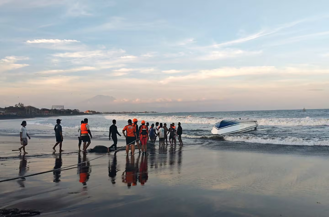 巨浪掀翻大型游船，2名中国游客死亡！澳媒预警：立即取消巴厘岛计划（组图） - 7