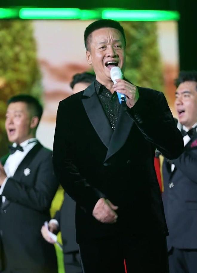 阎维文晚节不保,67岁开演唱会捞金,恶评如潮,他却扬言回报家乡(组图) - 5