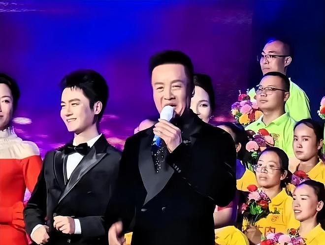 阎维文晚节不保,67岁开演唱会捞金,恶评如潮,他却扬言回报家乡(组图) - 13