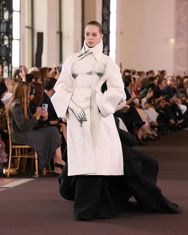 长了一张“外星人”脸，她却爆火时尚圈？！网友：没办法，发癫都是神图（组图） - 39