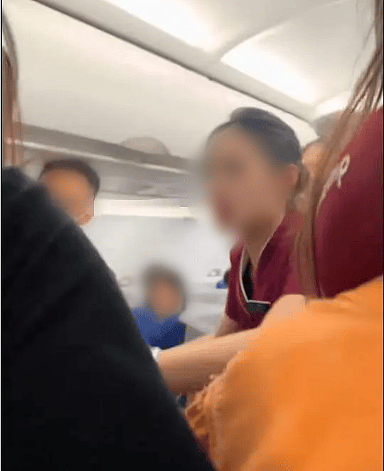 “他还是孩子……”疑因熊孩子起冲突,女生在机场被一家四口打趴 (组图) - 2