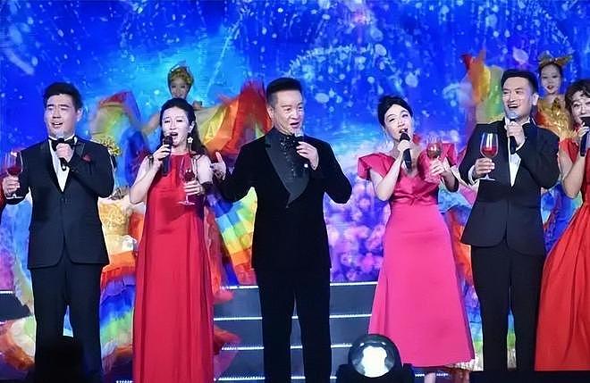 阎维文晚节不保,67岁开演唱会捞金,恶评如潮,他却扬言回报家乡(组图) - 3