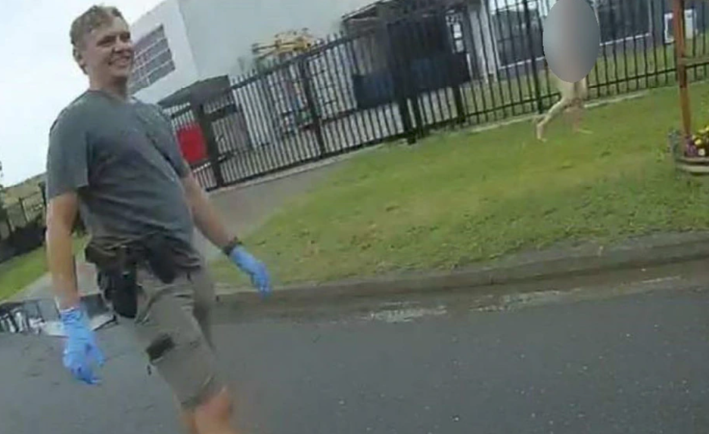 澳警员当街殴打裸女,拍视频炫耀!受害者患精神疾病,下体被喷辣椒水,惨遭踹头拖行(组图) - 4