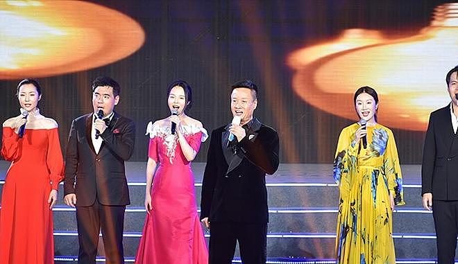 阎维文晚节不保,67岁开演唱会捞金,恶评如潮,他却扬言回报家乡(组图) - 7