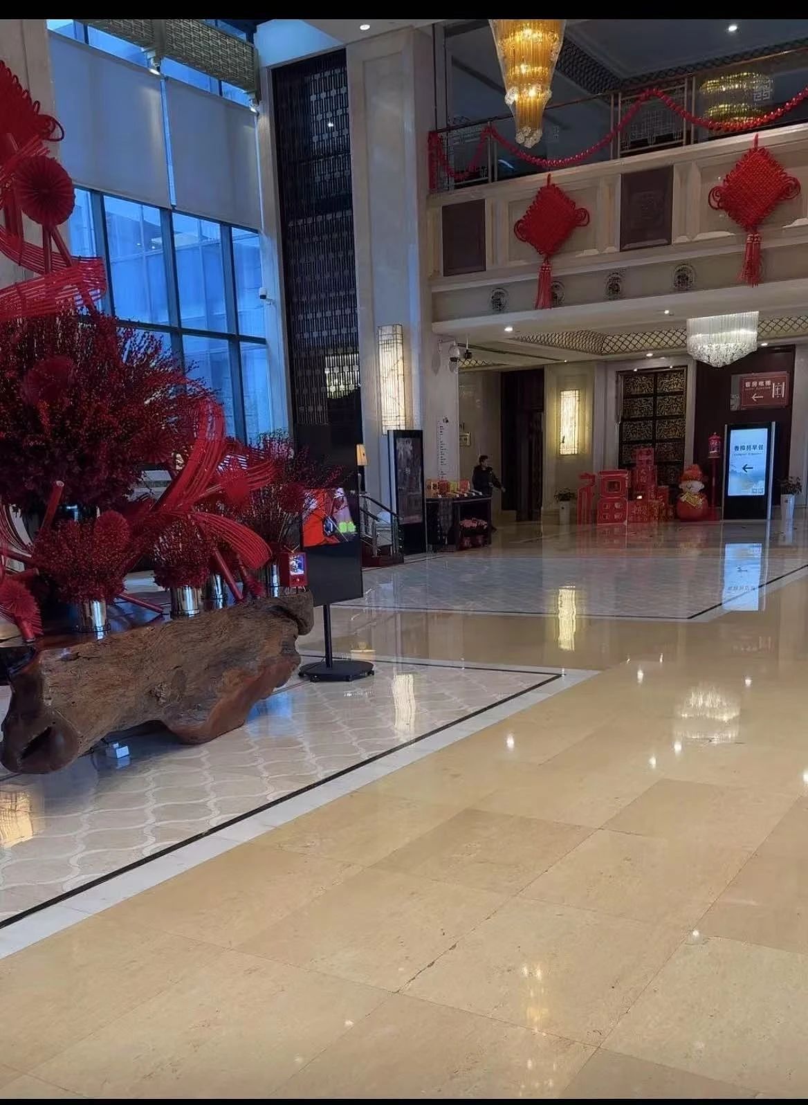 被中产抛弃的五星级酒店，集体摆地摊（组图） - 8