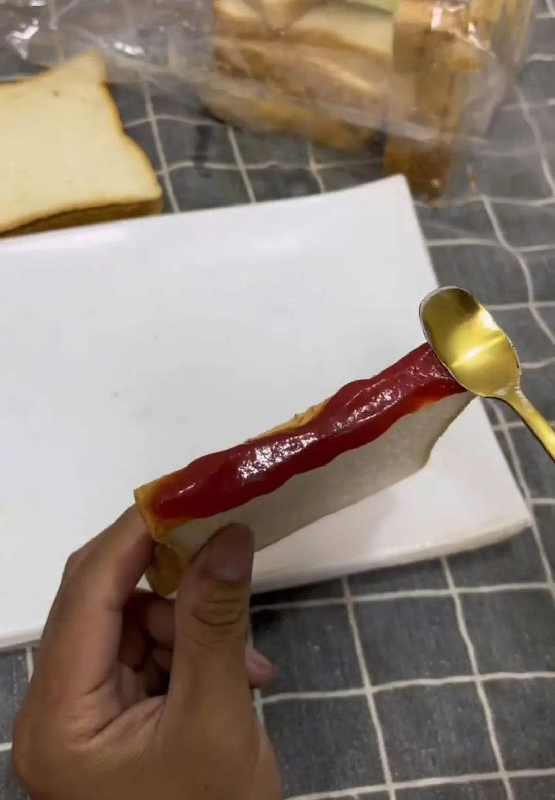 【爆笑】“网友错把自己爸爸当作女的疯狂开撩后......” 哈哈哈哈哈哈哈结局笑晕过去（组图） - 60