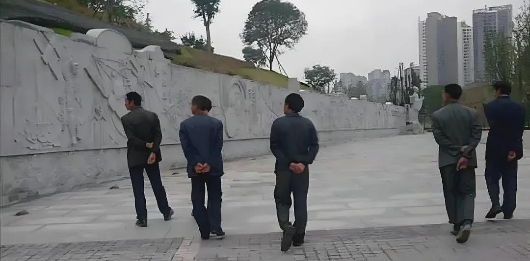 为什么全世界只有中国人，喜欢背着手走路？（组图） - 1
