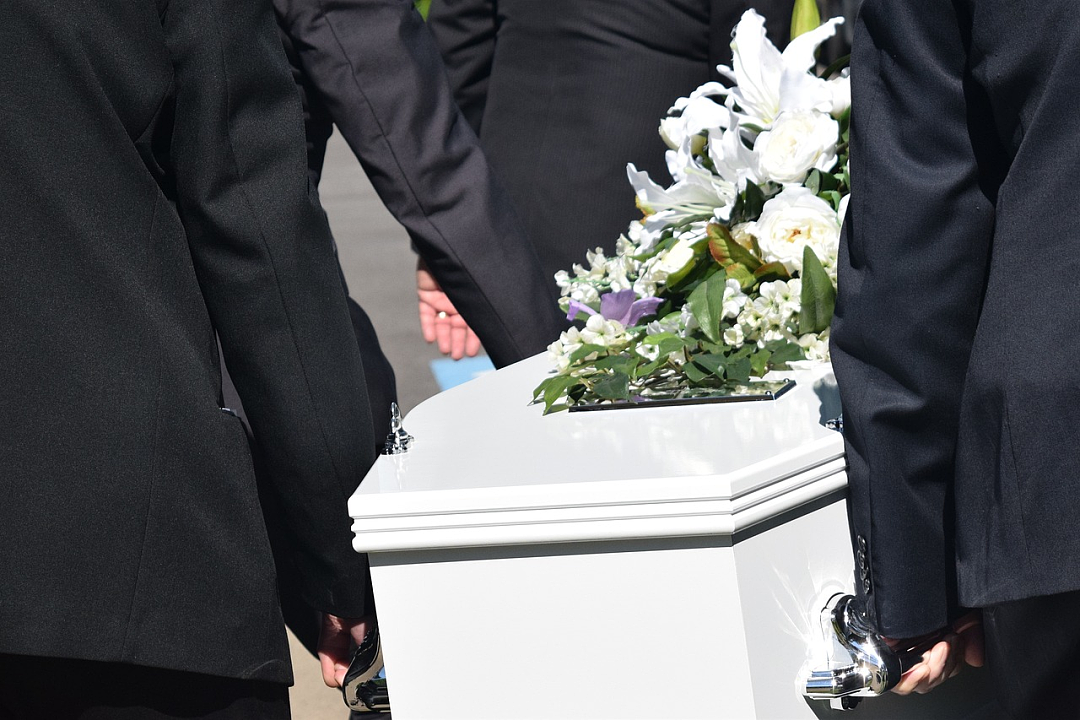 亲妈出门旅游竟“变成骨灰”被寄回家？英女子怒告安乐死机构：未经同意杀了我妈（组图） - 5