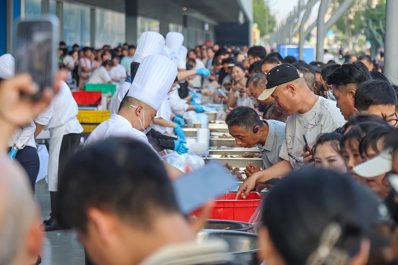 被中产抛弃的五星级酒店，集体摆地摊（组图） - 1