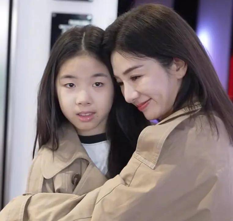 黄奕嘲讽网友惹众怒，放话前夫贩毒与女儿无关，遭抵制破防删评（组图） - 12