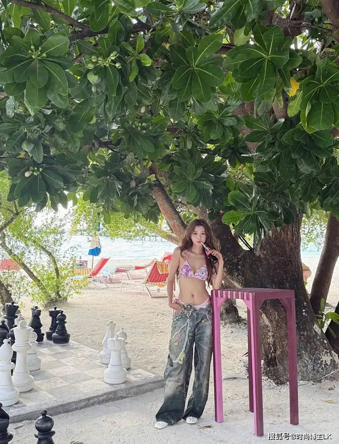 孙怡晒马尔代夫海边照,穿粉色泳衣好吸睛(组图) - 5