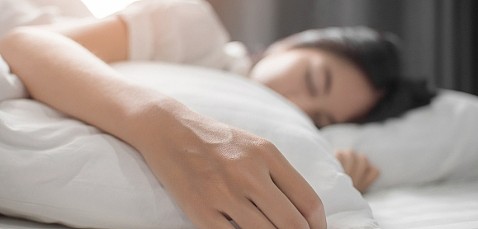 日主持称躺下5分钟可入睡，医生：秒睡并非好事，健康或响警号（组图） - 1