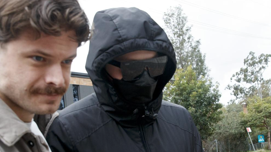澳警员当街殴打裸女,拍视频炫耀!受害者患精神疾病,下体被喷辣椒水,惨遭踹头拖行(组图) - 1
