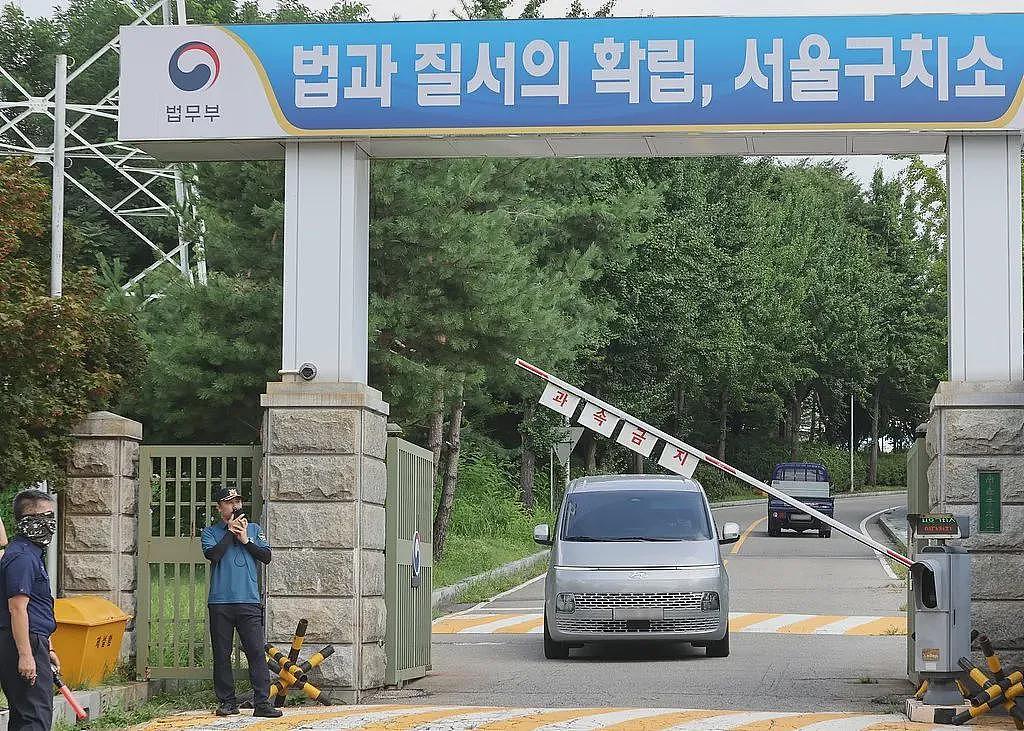 10个年轻人抓不住尹锡悦,手臂都快拉断了(视频/图) - 1