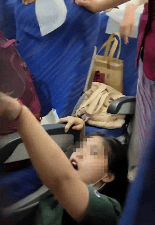 “他还是孩子……”疑因熊孩子起冲突,女生在机场被一家四口打趴 (组图) - 1